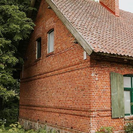 Stara Szkola Nad Jeziorem Czarne  Экстерьер фото