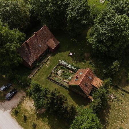 Stara Szkola Nad Jeziorem Czarne  Экстерьер фото