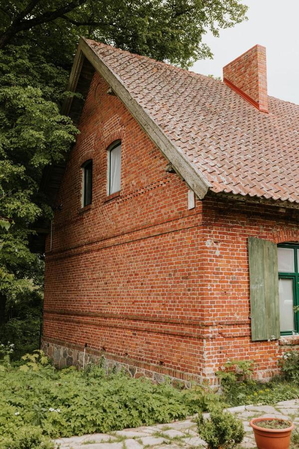 Stara Szkola Nad Jeziorem Czarne  Экстерьер фото