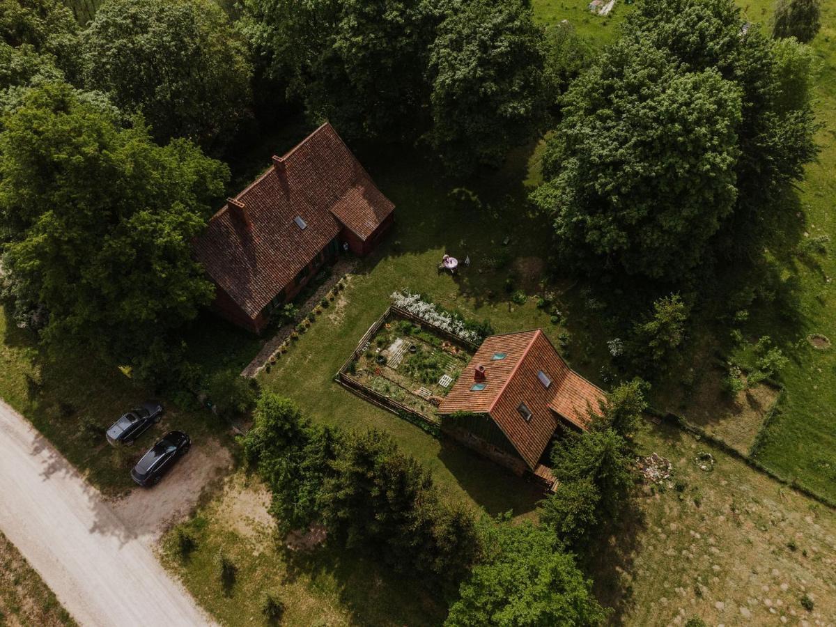 Stara Szkola Nad Jeziorem Czarne  Экстерьер фото