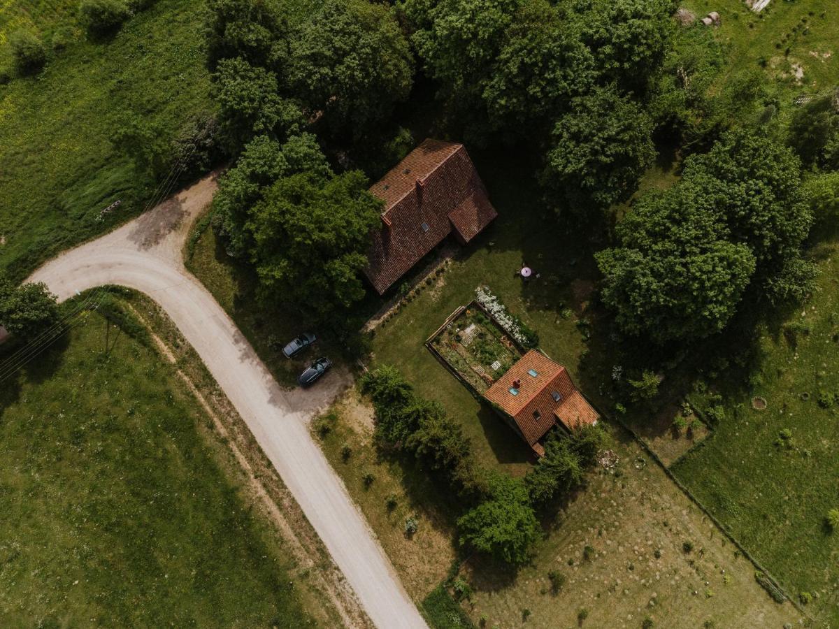 Stara Szkola Nad Jeziorem Czarne  Экстерьер фото